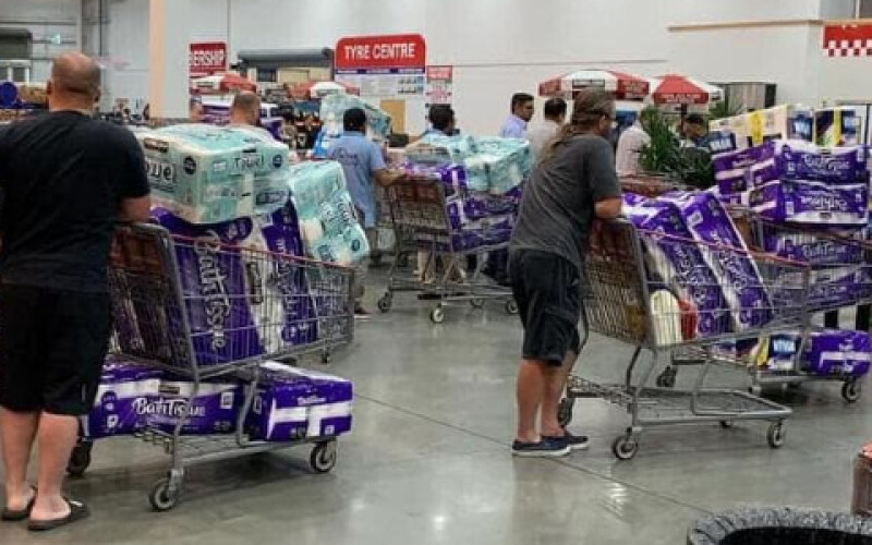 В Австралії через паніку навколо нового вірусу розкупили в супермаркетах туалетний папір