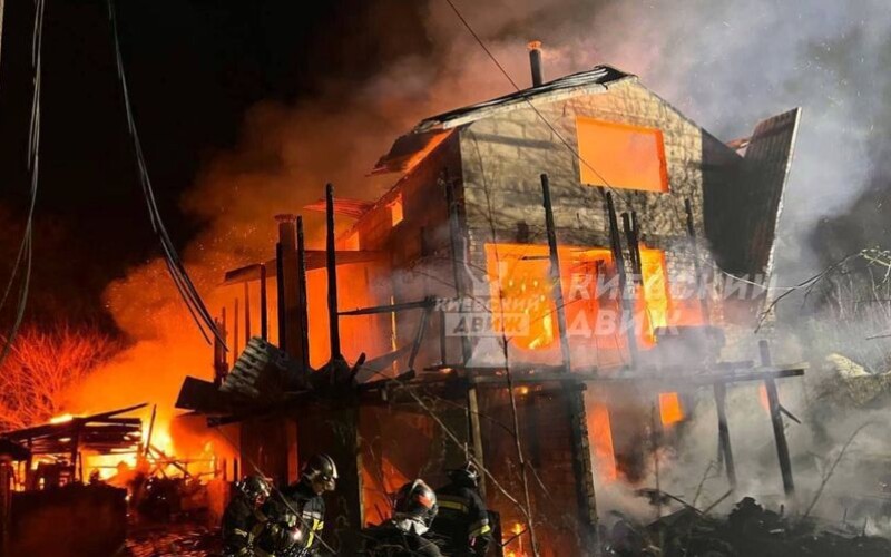 На Київщині повідомляють про вибух та пожежу