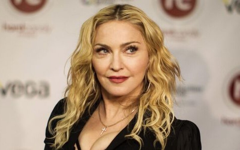 Певица Мадонна без макияжа удивила пассажиров самолета