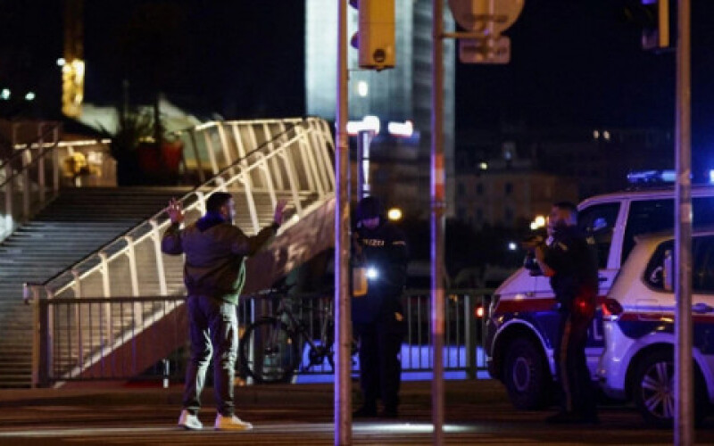 Зросла кількість жертв теракту у Відні, продовжується пошук підозрюваних