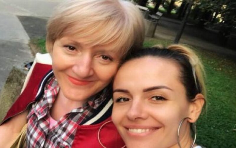 Певица Анастасия Кочетова опубликовала фото с мамой
