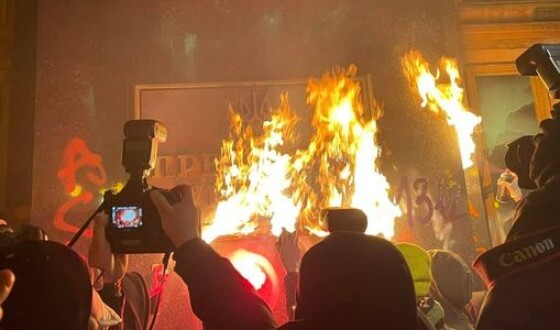 Під час акції на підтримку Сергія Стерненка підпалили табличку &#8220;Президент України&#8221;