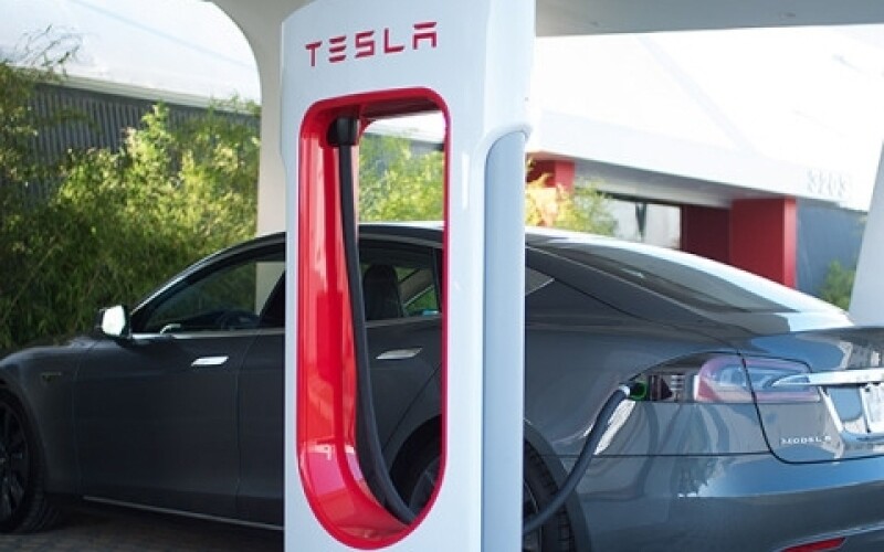 Tesla відкриє зарядні станції для інших електромобілів