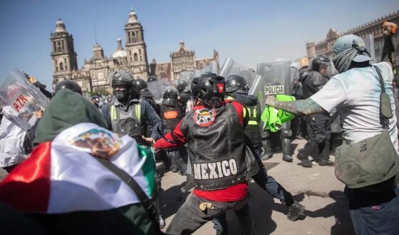У Мексиці в результаті вуличних протестів поранено 100 поліцейських