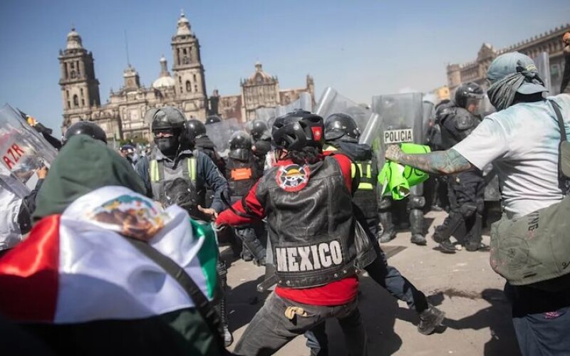 У Мексиці в результаті вуличних протестів поранено 100 поліцейських
