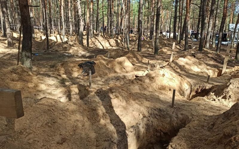Росіяни замінували майже всі місця масових поховань українців