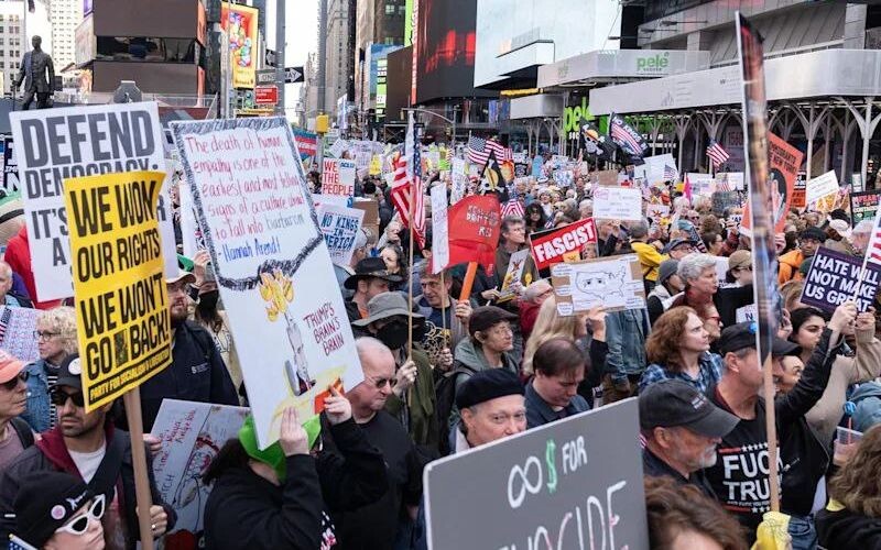 У США пройшли протести проти Трампа: майже сім мільйонів людей вийшли на вулиці