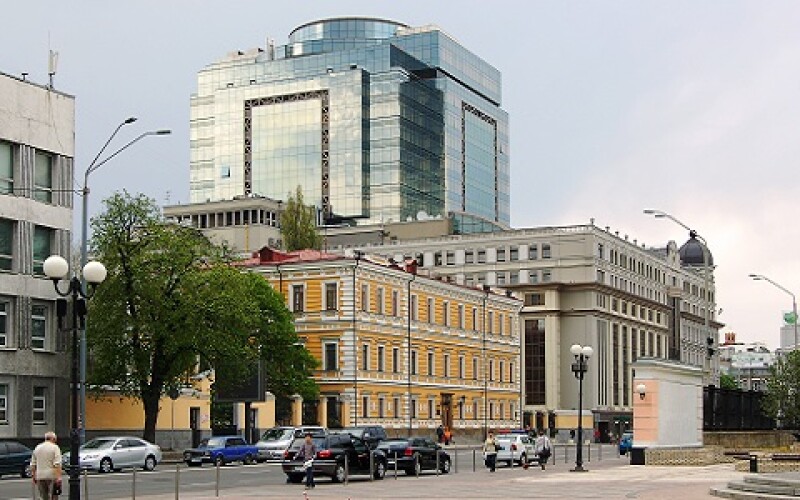 У центрі Києва захопили заручників у банку. ВІДЕО