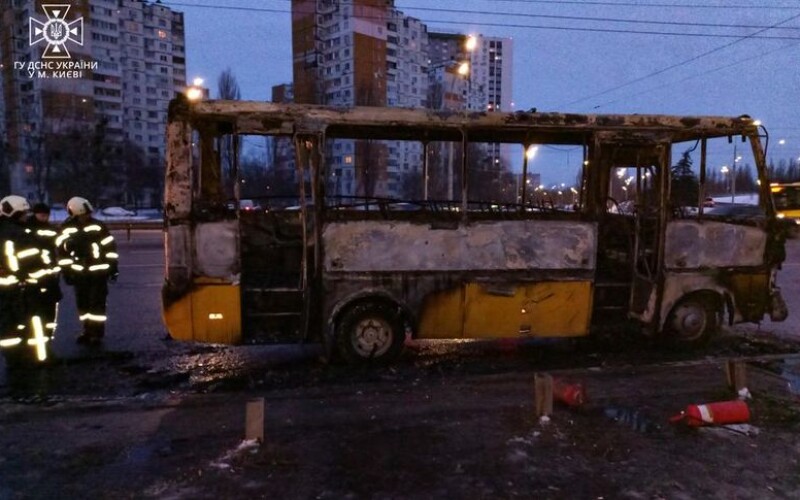 У Києві в результаті пожежі вигоріла маршрутка