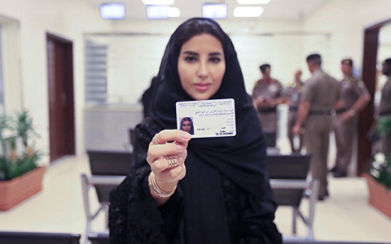 В Саудовской Аравии женщинам начали выдавать водительские права