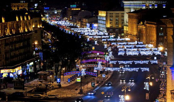 В Киеве завершают монтаж новогодней иллюминации