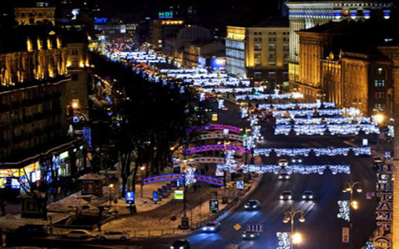 В Киеве завершают монтаж новогодней иллюминации