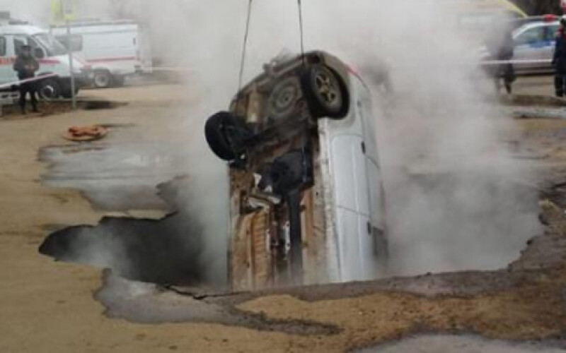 ЧП в России: машина провалилась в яму с кипятком, есть жертвы
