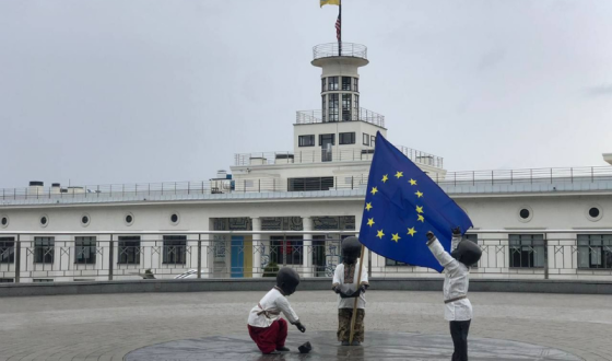 У Києві до Дня Європи тематично прикрасили скульптури засновників міста