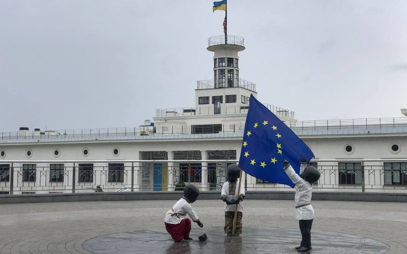 У Києві до Дня Європи тематично прикрасили скульптури засновників міста