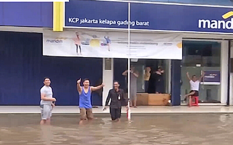 Ливни затопили столицу Индонезии