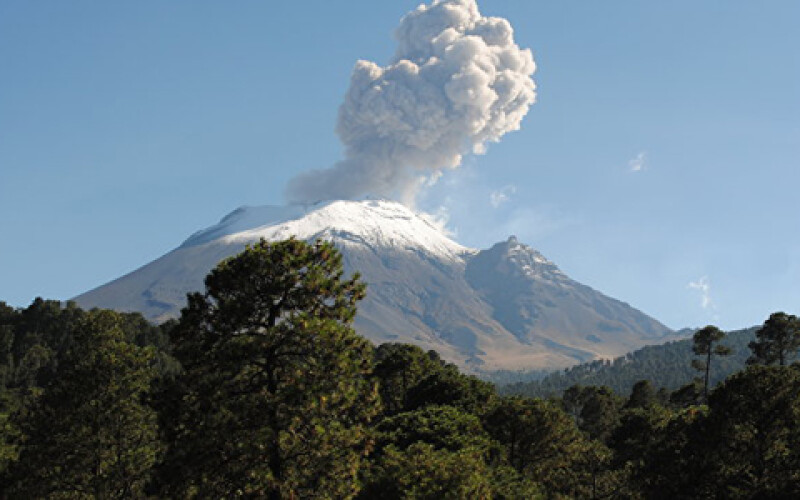 Вулкан в Мексике выбросил столб пепла на высоту 3 тысячи метров