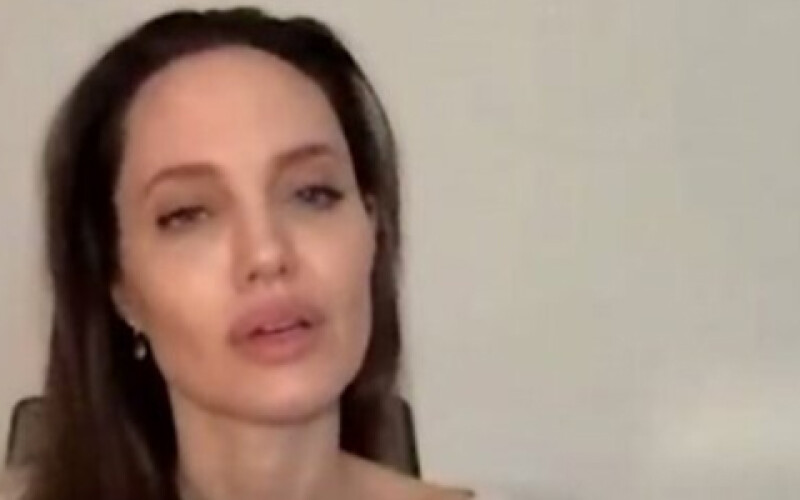 Анджелина Джоли продемонстрировала, как выглядит без макияжа