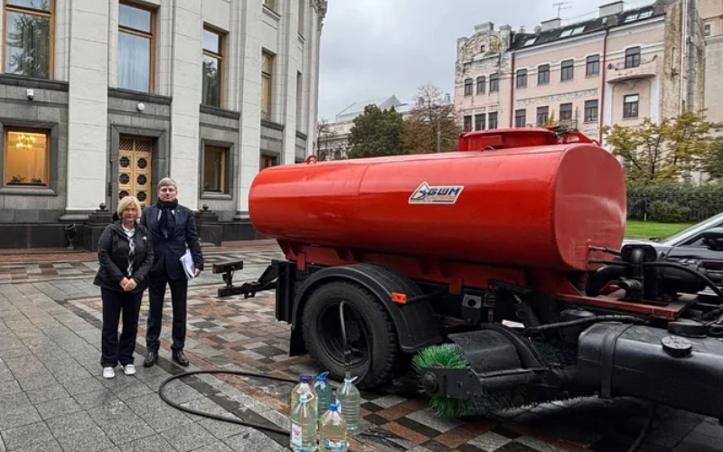 У Верховну Раду через російську атаку підвезли технічну воду, а до Кабміну — біотуалети