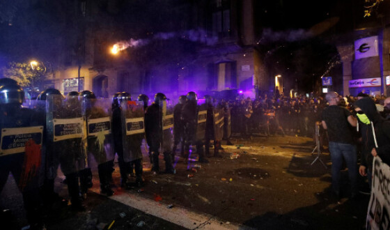 Каталонці навпроти казарм з солдатами в Барселоні заспівали &#8220;Калинку-малинку&#8221;. Відео