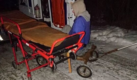 На Харківщині лікарі везли пацієнта до машини швидкої на господарському візку