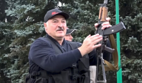 Лукашенко хоче навчити білорусів володіти зброєю