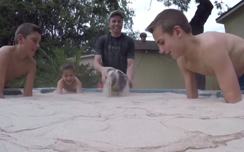Специалист NASA сделал ванну джакузи из песка. Видео
