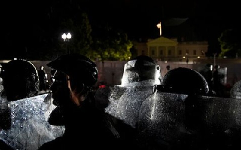 У США вводять надзвичайний стан через сутички протестуючих з поліцією