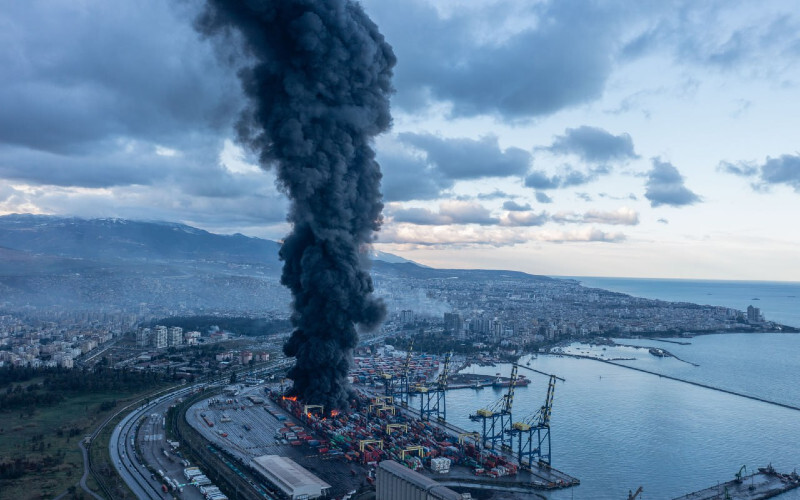 Через землетрус в турецькому порту Іскендерун почалася пожежа
