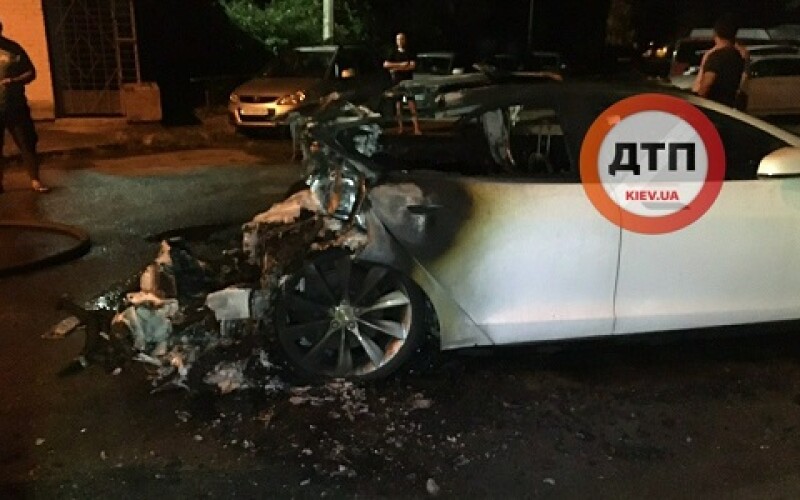 У Києві спалили електромобіль Tesla. ФОТО