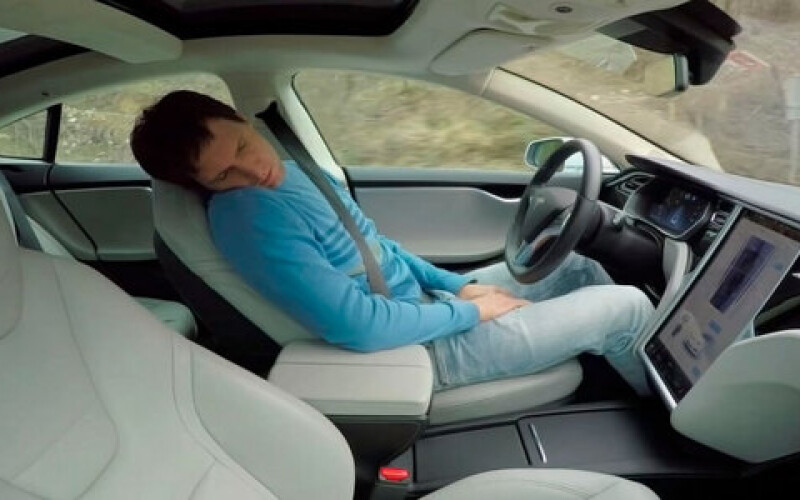 П&#8217;яний водій їхав сплячим за кермом Tesla