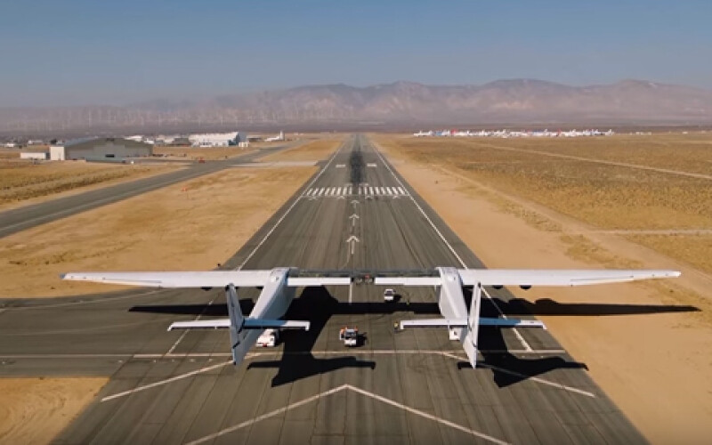 В США испытали самый большой самолет в мире. Видео