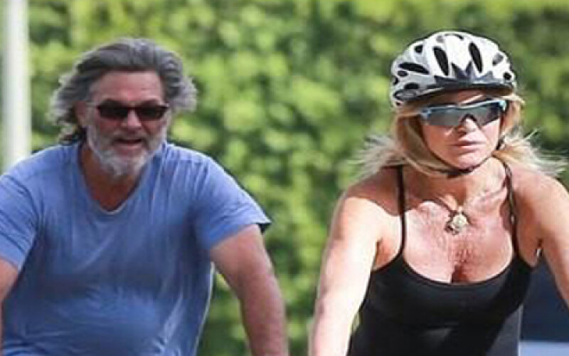 Голди Хоун и Курт Рассел замечены на велопрогулке