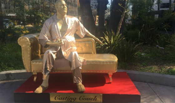 В Голливуде появилась статуя Вайнштейна
