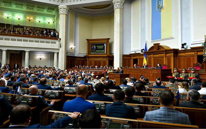 Зеленский призвал народных депутатов начать принимать реформаторские законопроекты