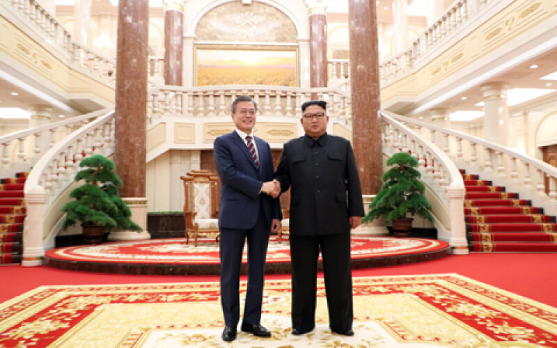 Ким Чен Ын подарил президенту Южной Корее две тонны грибов мацутакэ
