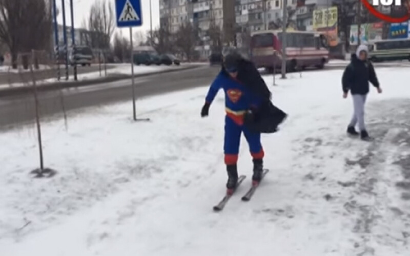 В Бердянске заметили Супермена на лыжах. Видео