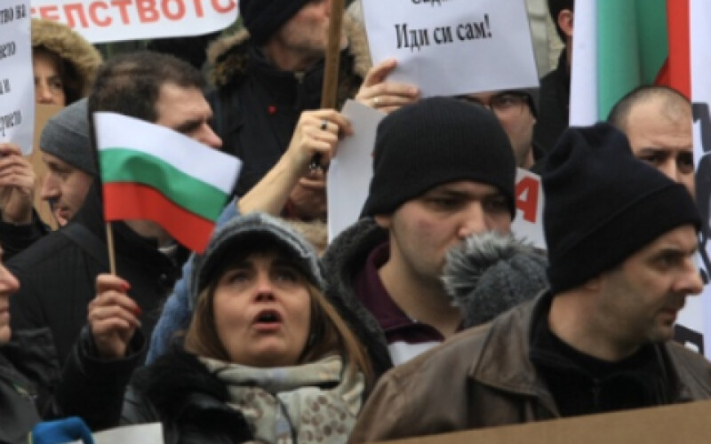 В Болгарии протестующих против отсутствия питьевой воды в Пернике разогнали газом