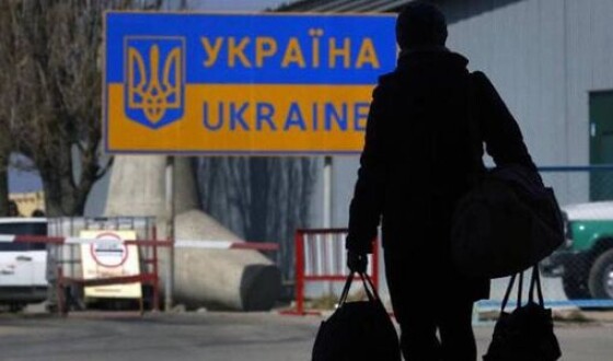 Протягом року з України через економічні негаразди виїхали за кордон понад 600 тисяч людей