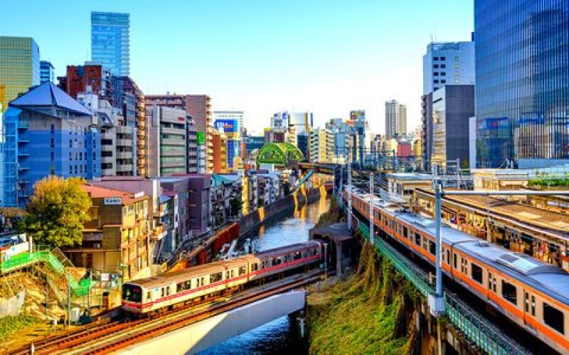 У західному передмісті Токіо чоловік напав з ножем на пасажирів поїзда метро