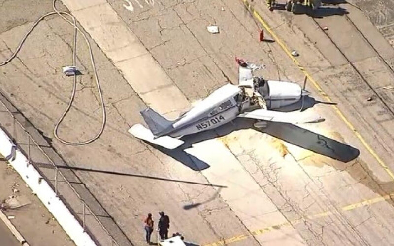 Одна людина загинула при падінні літака на вантажівку в Лос-Анджелесі