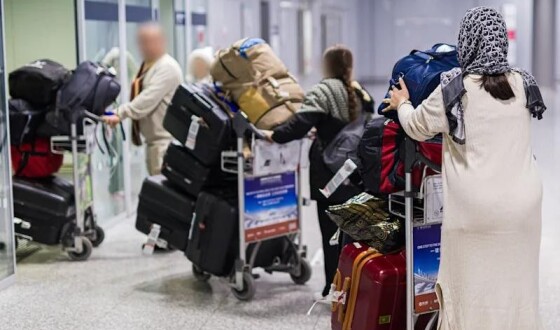 До Німеччини прибула нова група афганців, попри замороження програми прийому