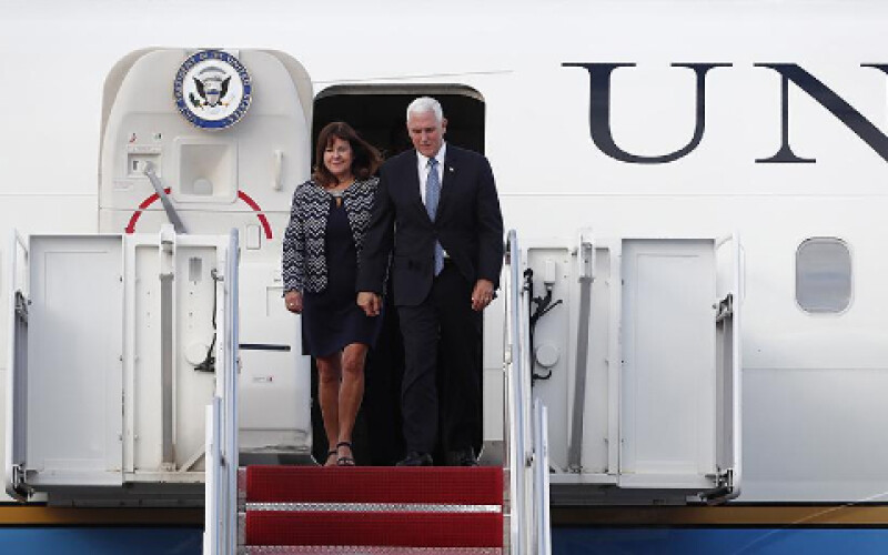 Літак віце-президента США повернувся в аеропорт після зіткнення з птахом