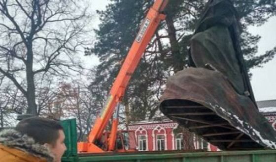 На Киевщине демонтировали очередной памятник