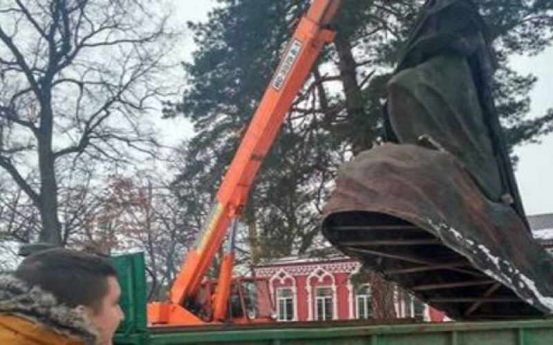 На Киевщине демонтировали очередной памятник