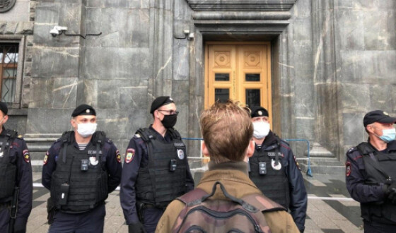У Москві затримали чоловіка за те, що він пильно подивився в очі поліцейським