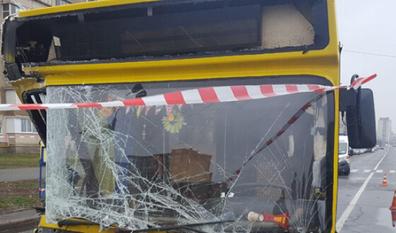 В Киеве маршрутка протаранила грузовик, есть пострадавшие