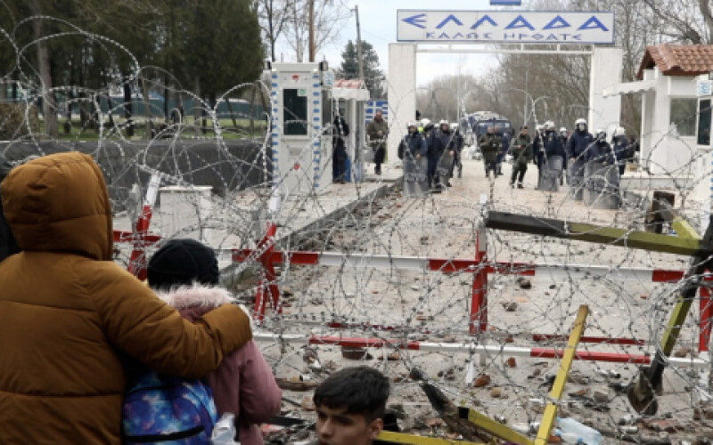 В Греции мигрантов из Турции разогнали слезоточивым газом