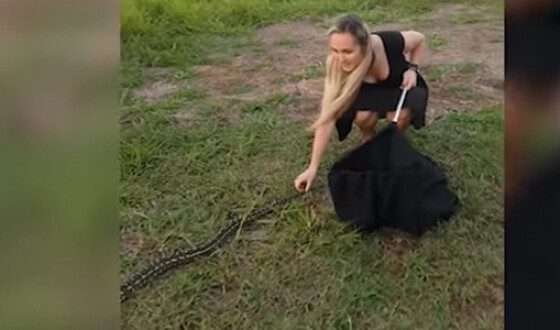 Украинка укротила змею в Австралии. Видео