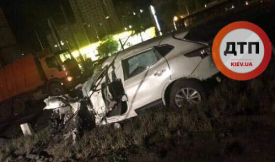 ДТП в Киеве: Nissan вылетел с дороги и завалил столб